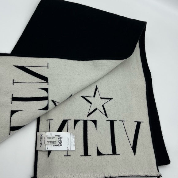 Authentic Valentino Garavani VLTN scarf - Picture 8 of 9
